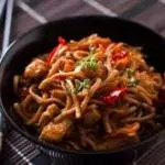 YAKISSOBA DE CARNE