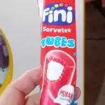 Picolé fini morango