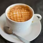Caramel latte caliente