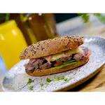 Sanduíche de rosbife com queijo, folhas, picles de cebola e bionese