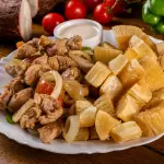 Isca de Pernil com Mandioca