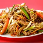 ESPAGUETI SALTADO CON POLLO O CARNE