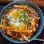 Papas fritas verdeo, ched, panc,huev
