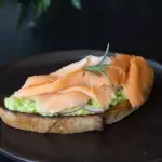 Avosalmon toast