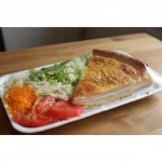 Porción de tarta con ensalada