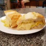 PÃO C/ OVO E QUEIJO