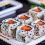 Uramaki de salmão com cream cheese