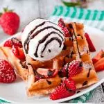 wafles con helado y fruta