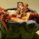 Molcajete de mariscos gratinado