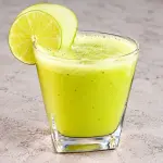 Bebida de limón con  pepinos