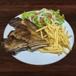 Costilla con guarnición