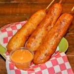 Banderillas salchicha con queso