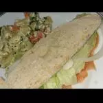 SANDWICH DE SALMON AHUMADO Y QUESO DE CABRA