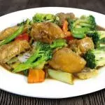Pollo en trozos con verduras