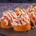 Rolls con salsa acev y tartar salmón
