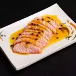 Sashimi salmão grelhado e maracujá