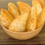 PASTEL DE FRANGO E CATUPIRY