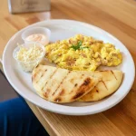 AREPA ASADA + HUEVOS RANCHEROS