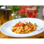 Penne sem glúten ao molho de tomate e pesto com camarões grelhados e tomatinhos