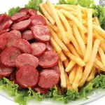 Batata frita c/ calabresa acebolada