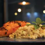758. Salmão ao molho de maracujá