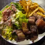 ensalada con chicharrón