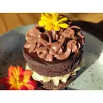 Bolo de chocolate com brigadeiro branco e ganache de chocolate