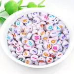 Cuentas blancas con letras de color