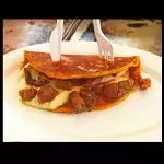 CACHAPA CON COCHINO FRITO Y QUESO DE MANO