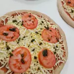 Pizza tomate y huevo