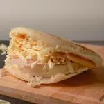 Arepa Asada con Jamón y Queso
