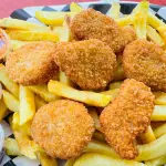 NUGGETS DE POLLO CON PAPAS FRITAS