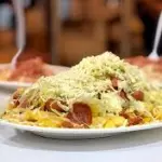 Salchipapa Suiza