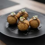 Croquete de salmão empanado.