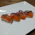NIGUIRI DE SALMÃO CARPACCIO.