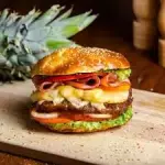 hamburguesa hawaiana con papas