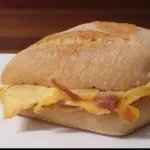 Pan con huevo con hotdog
