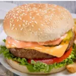 Hamburguesa con jamón, queso y frita