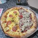 Pizza meio mussarela e calabresa