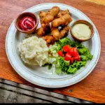 DEDITOS DE POLLO CON PURE DE PAPAS