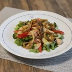 ENSALADA DE TRUCHA AHUMADA Y CALAMARES