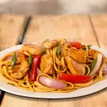 Tallarín Saltado de Pollo.