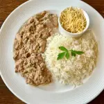 Strogonoff, arroz e batata palha