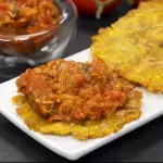 Patacón con hogao