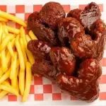 Alitas de Pollo a Barbacoa y Papas