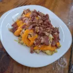 Ovo, frango desfiado, bacon e queijo