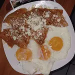 Chilaquiles con huevos estrellados