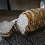 Pan integral tajado de linaza