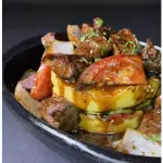 Causa con lomo Saltado.