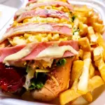 Perros calientes con papas